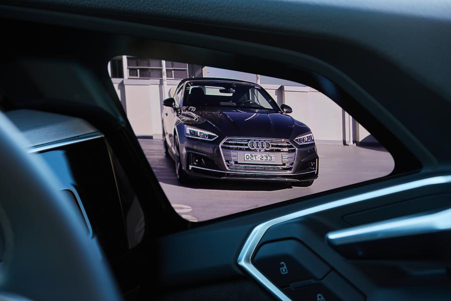 Детали интерьера Audi e-tron 55 Quattro 2020 года  (AU) (фото 12 из 13)